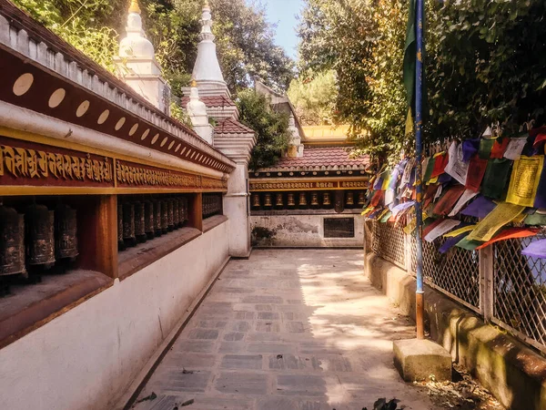 尼泊尔加德满都寺庙的传统祈祷轮 — 图库照片