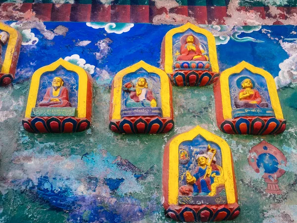 2018年9月20日晚上在加德满都Swayambhunath地区猴庙里观赏佛像 — 图库照片
