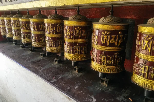 尼泊尔加德满都寺庙的传统祈祷轮 — 图库照片