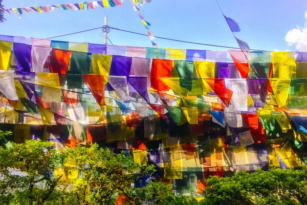 尼泊尔加德满都五颜六色的佛教祈祷旗 — 图库照片