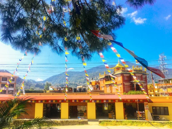 KATHMANDU, NEPAL - 20 Eylül 2018: KaTHMANDU sokak manzarası. Trafik ve sokaklar vatandaşlar ve turistlerle dolu.