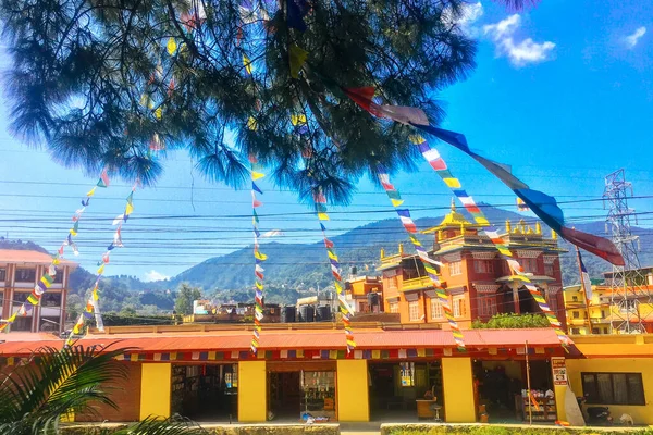 KATHMANDU, NEPAL - 20 Eylül 2018: KaTHMANDU sokak manzarası. Trafik ve sokaklar vatandaşlar ve turistlerle dolu.