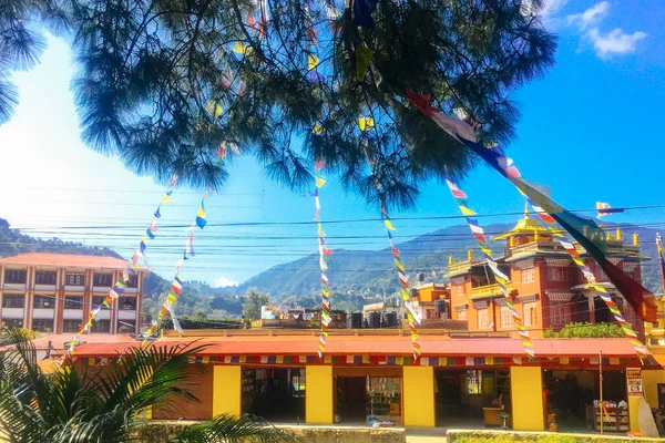 KATHMANDU, NEPAL - 20 Eylül 2018: KaTHMANDU sokak manzarası. Trafik ve sokaklar vatandaşlar ve turistlerle dolu.