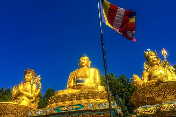 Grandes Estátuas Ouro Avalokiteshvara Buda Shakyamuni Padmasambhava Tronos Lótus Parque — Fotografia de Stock