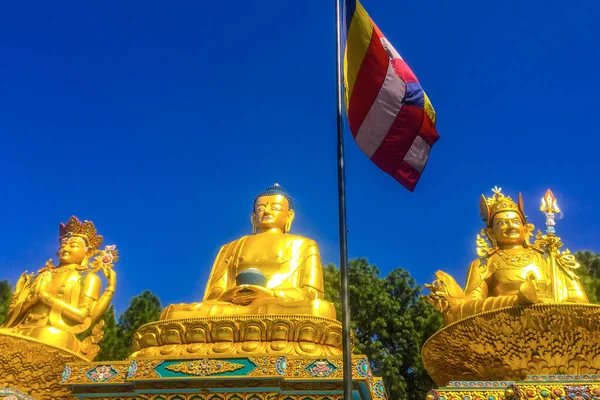 Большие Золотые Статуи Авалокитешвары Будды Шакьямуни Падмасамбхавы Лотосных Тронах Парке — стоковое фото