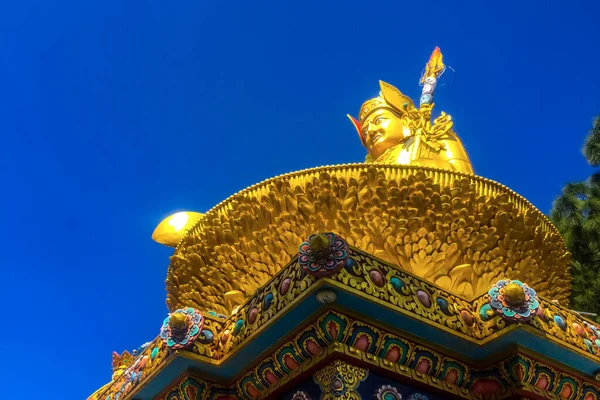 Grandes Estátuas Ouro Avalokiteshvara Buda Shakyamuni Padmasambhava Tronos Lótus Parque — Fotografia de Stock