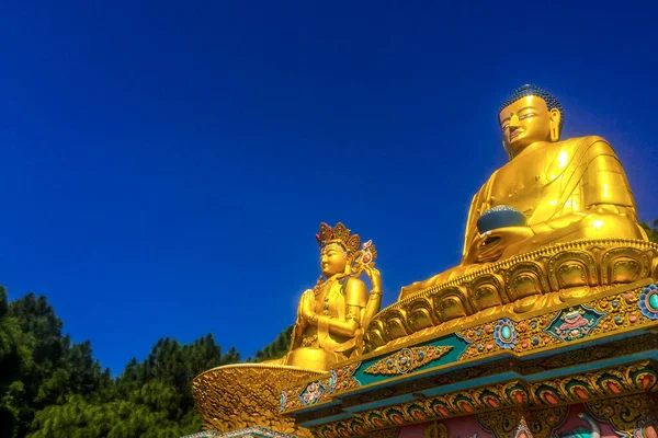 Stora Gyllene Statyer Avalokiteshvara Buddha Sakyamuni Och Padmasambhava Lotustroner Buddha — Stockfoto