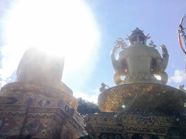 Grandes Estátuas Ouro Avalokiteshvara Buda Shakyamuni Padmasambhava Tronos Lótus Parque — Fotografia de Stock