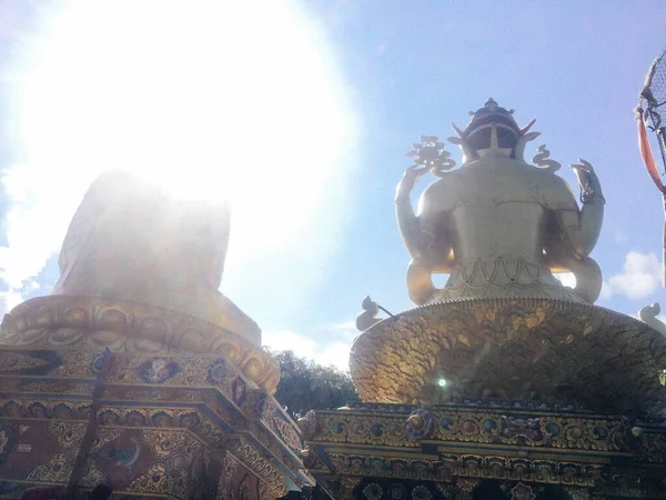 Grote Gouden Beelden Van Avalokiteshvara Boeddha Shakyamuni Padmasambhava Lotustronen Boeddha — Stockfoto