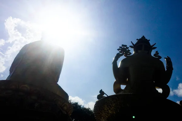 Grandi Statue Dorate Avalokiteshvara Buddha Shakyamuni Padmasambhava Troni Loto Nel — Foto Stock