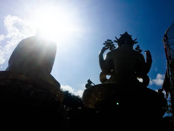 尼泊尔加德满都Swayambhunath地区佛园的Avalokiteshvara Buddha Shakyamuni和Padmasambhava在莲花王座上的巨大金色雕像 — 图库照片