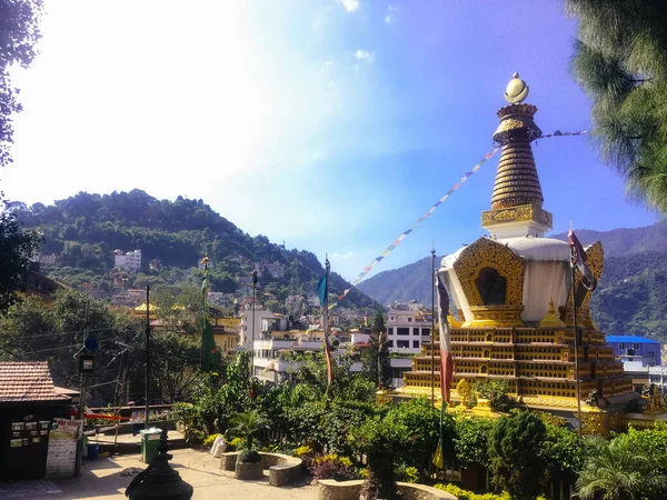 Maymun tapınağının etrafındaki Katmandu 'daki Buda Parkı' nda bir tapınak.