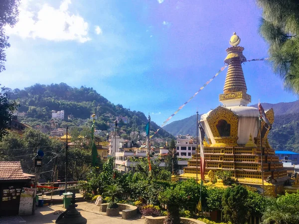 Maymun tapınağının etrafındaki Katmandu 'daki Buda Parkı' nda bir tapınak.