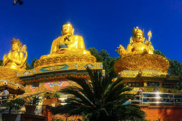 Kathmandu Nepal Září 2018 Velké Zlaté Sochy Avalokiteshvary Buddhy Shakyamuniho — Stock fotografie
