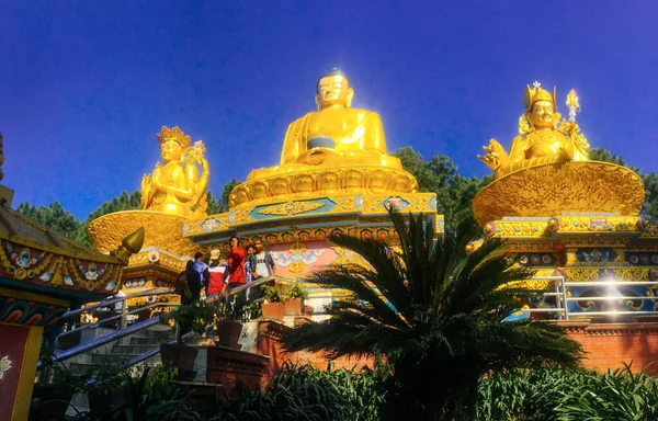 2018年9月20日ネパール カトマンズのスワヤンフナート地域にある仏公園の蓮の花の玉座に 観世音菩薩 パドマサンバヴァの黄金像が安置されている — ストック写真