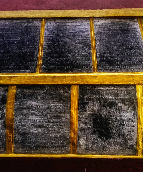 Sanskritçe antik bir Budist metni Swayambhunath 'da bir taş tablete kazınmış.