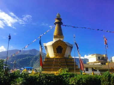 Maymun tapınağının etrafındaki Katmandu 'daki Buda Parkı' nda bir tapınak.