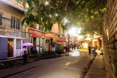 KATHMANDU, NEPAL - 20 Eylül 2018: KaTHMANDU sokak manzarası. Trafik ve sokaklar vatandaşlar ve turistlerle dolu.