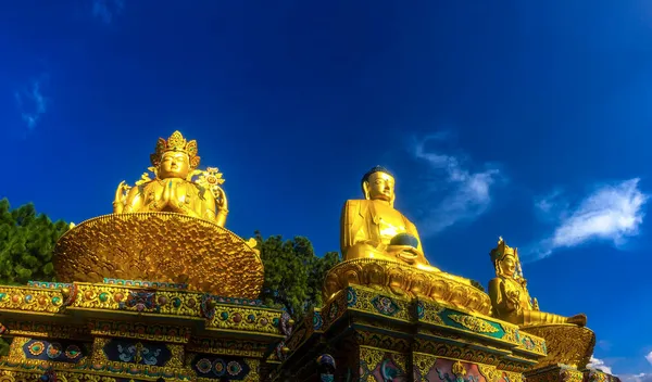 尼泊尔加德满都Swayambhunath地区佛园的Avalokiteshvara Buddha Shakyamuni和Padmasambhava在莲花王座上的巨大金色雕像 — 图库照片