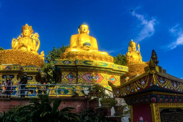 2018年9月20日ネパール カトマンズのスワヤンフナート地域にある仏公園の蓮の花の玉座に 観世音菩薩 パドマサンバヴァの黄金像が安置されている — ストック写真