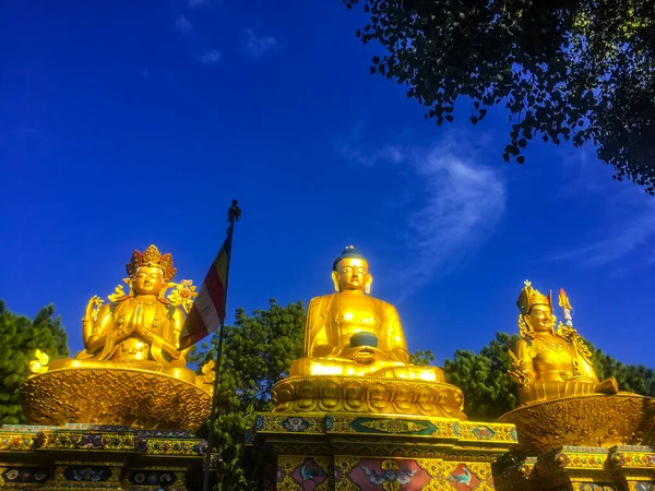 Wielkie Złote Posągi Awalokiteśwary Buddy Siakjamuniego Padmasambhawy Tronach Lotosu Parku — Zdjęcie stockowe