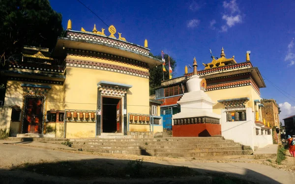 2018年9月20日尼泊尔加德满都寺位于加德满都佛园Swayambhunath区猴庙周围 — 图库照片