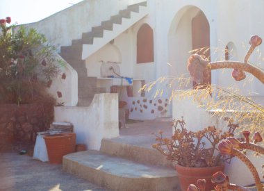 Yunanistan 'ın Santorini Adası' ndaki ünlü beyaz şehrin güzel caddeleri