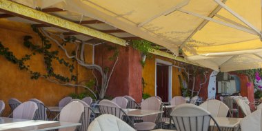 Yunanistan 'ın Santorini Adası' ndaki ünlü beyaz şehrin güzel caddeleri