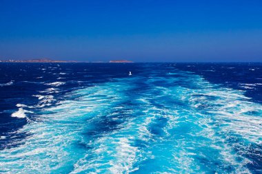 Akdeniz dalgaları ile inanılmaz renkler su