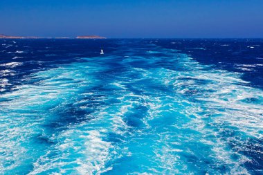 Akdeniz dalgaları ile inanılmaz renkler su