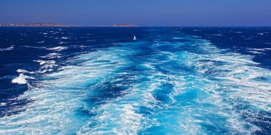 Akdeniz dalgaları ile inanılmaz renkler su