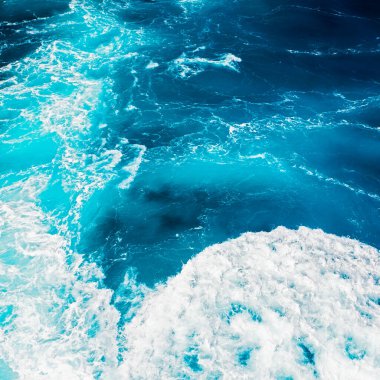 Akdeniz dalgaları ile inanılmaz renkler su