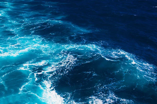 地中海の波と素晴らしい色の水 — ストック写真