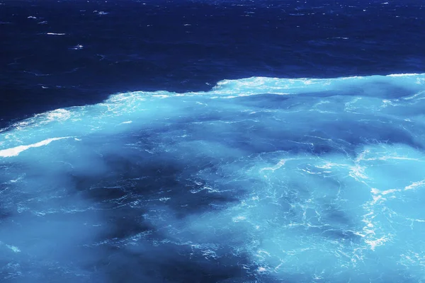 地中海の波と素晴らしい色の水 — ストック写真