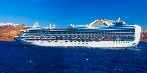 Großes Kreuzfahrtschiff Auf Der Berühmten Touristeninsel Santorin — Stockfoto