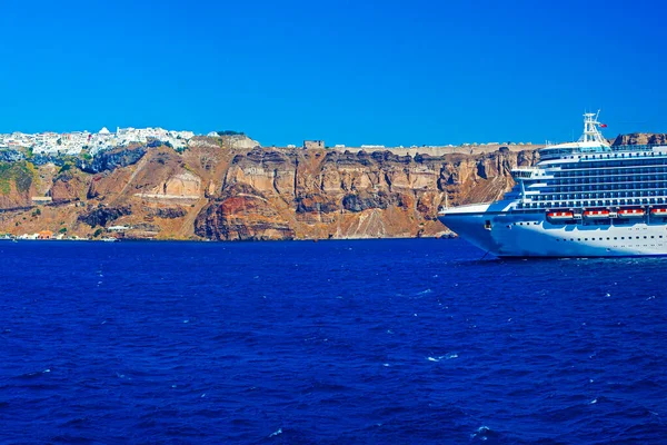 Großes Kreuzfahrtschiff Auf Der Berühmten Touristeninsel Santorin — Stockfoto