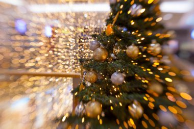 Işıklı bir sürü süslemesi olan Noel ağacı.