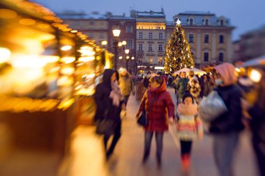 KRAKOW, POLAND, 9 ARALIK 2021: St Wojciech Kilisesi yakınlarındaki geleneksel sokak pazarı ve Polonya şairi Adam Mickiewicz 'in heykeli Eski Polonya' nın Krakow kentinin ana pazar meydanında Noel 'de