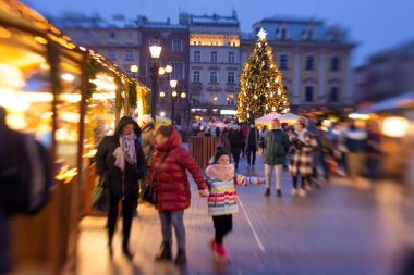 KRAKOW, POLAND, 9 ARALIK 2021: St Wojciech Kilisesi yakınlarındaki geleneksel sokak pazarı ve Polonya şairi Adam Mickiewicz 'in heykeli Eski Polonya' nın Krakow kentinin ana pazar meydanında Noel 'de
