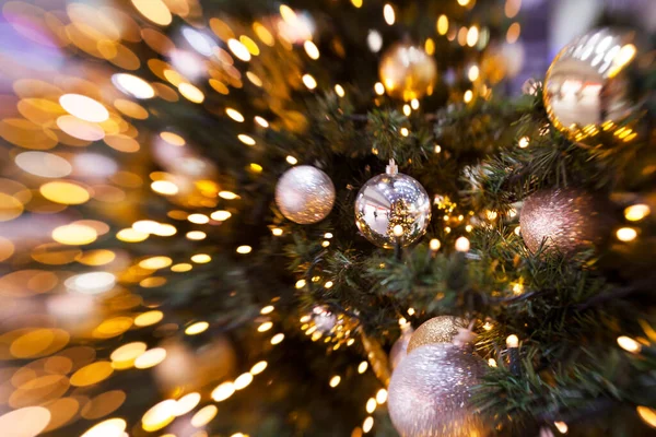 Albero Natale Con Sacco Decorazioni Con Luci Bokeh — Foto Stock