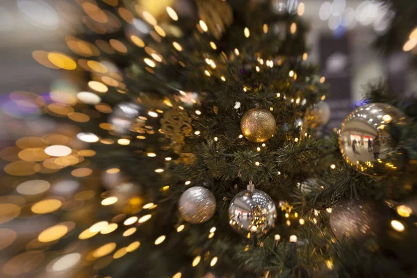 Kerstboom Met Veel Decoraties Met Lampjes Bokeh — Stockfoto