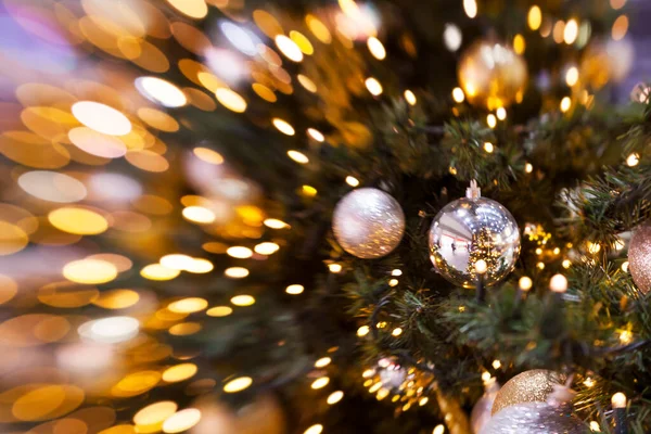 Kerstboom Met Veel Decoraties Met Lampjes Bokeh — Stockfoto