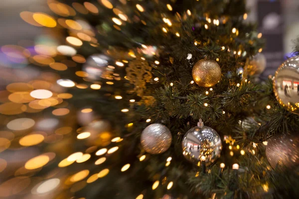 Albero Natale Con Sacco Decorazioni Con Luci Bokeh — Foto Stock