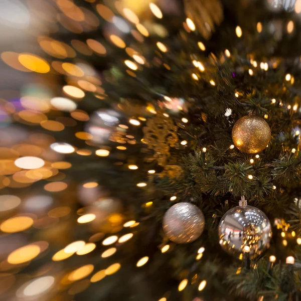 Kerstboom Met Veel Decoraties Met Lampjes Bokeh — Stockfoto