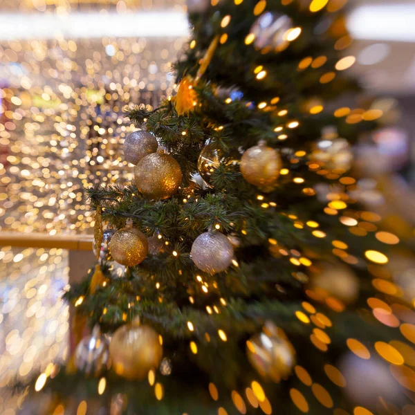 Kerstboom Met Veel Decoraties Met Lampjes Bokeh — Stockfoto