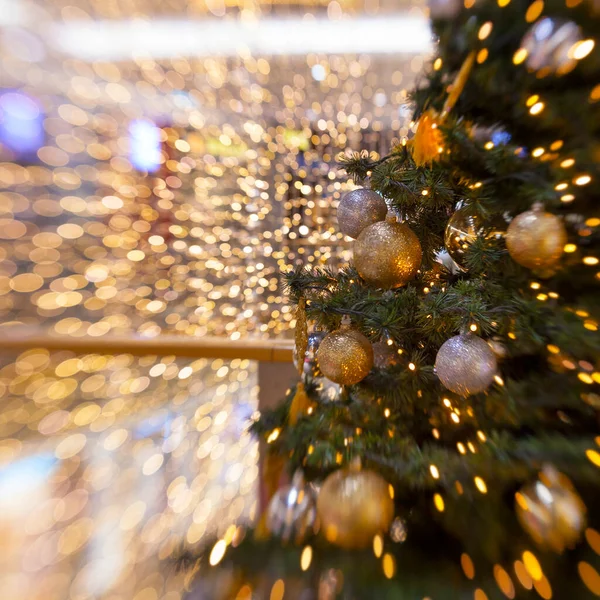 Arbre Noël Avec Beaucoup Décorations Avec Des Lumières Bokeh — Photo