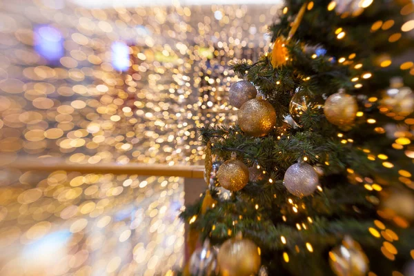 Kerstboom Met Veel Decoraties Met Lampjes Bokeh — Stockfoto