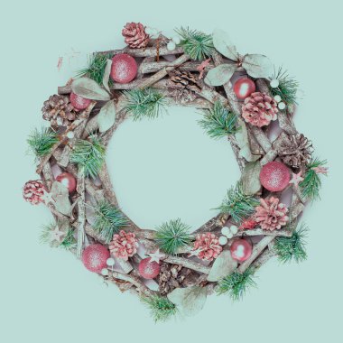 Açık pembe ve nane rengi Noel çelengi, izole edilmiş.