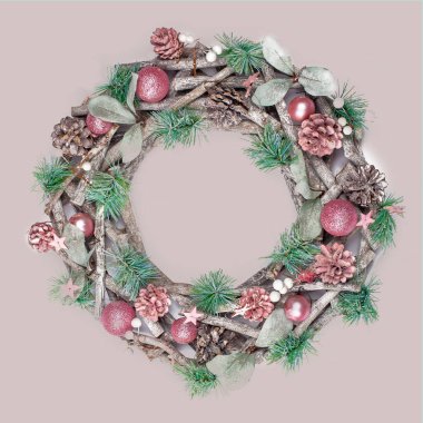 Açık pembe ve nane rengi Noel çelengi, izole edilmiş.