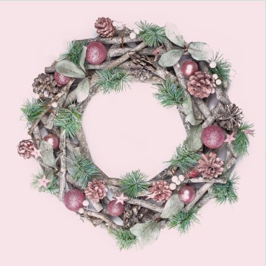 Açık pembe ve nane rengi Noel çelengi, izole edilmiş.